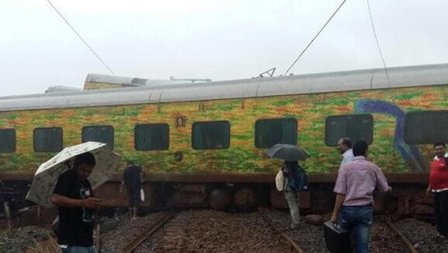 Seven bogies and the engine of the Nagpur-Mumbai Duranto Express derailed on Tuesday morning.(HT Photo)