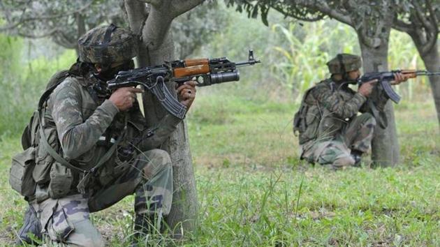 Indian Army soldiers take position near the site of the gunfight at the district police lines in Pulwama, about 30km south of Srinagar.(Waseem Andrabi/HT)