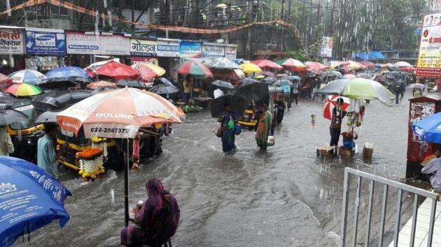 Waterlogging near Mulunf station due to heavy rain in Mumbai on August 29.(Praful Gangurde/ HT Photo)