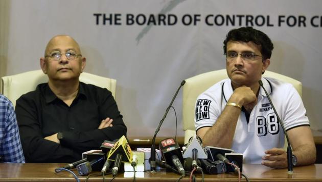 Sourav Ganguly (right) shot off a letter to a top BCCI official asking why Duleep Trophy was scrapped. (Kunal Patil/HT Photo) Sourav Ganguly (right) shot off a letter to a top BCCI official asking why Duleep Trophy was scrapped. (Kunal Patil/HT Photo)