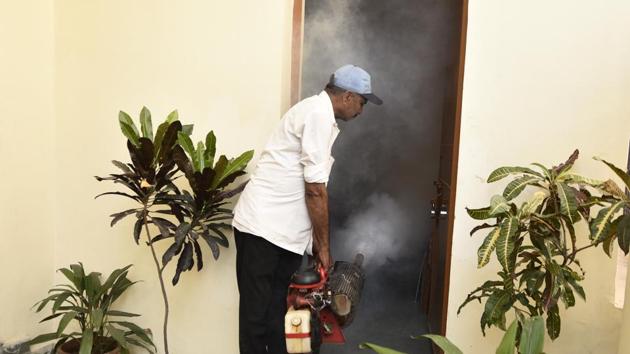 A field worker sprays anti-larval insecticide to prevent breeding of mosquitoes in Okhla’s Shaheen Bagh area. (Burhaan Kinu/HT Photo) A field worker sprays anti-larval insecticide to prevent breeding of mosquitoes in Okhla’s Shaheen Bagh area. (Burhaan Kinu/HT Photo)