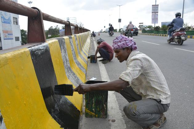 The road dividers and medians in Ghaziabad got a fresh coat of paint before the CM’s visit. (Sakib Ali/HT) The road dividers and medians in Ghaziabad got a fresh coat of paint before the CM’s visit. (Sakib Ali/HT)