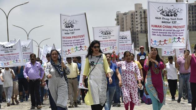 The residents of Sector 137 had held a protest against the dump yard in their vicinity earlier as well. (Virendra Singh Gosain/HT PHOTO) The residents of Sector 137 had held a protest against the dump yard in their vicinity earlier as well. (Virendra Singh Gosain/HT PHOTO)