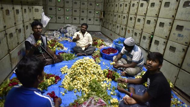 In the past, involvement of the mafia had exposed the vulnerability in power structures with small roadside vendors and businessmen struggling to make ends meet. A member of the K.R. Market Merchants Association quoted by the Hindu last year said, ‘anyone who earns a living in market needs to share a portion of his earnings with the area goon in return for protection.’  (Arijit Sen/HT Photo) 