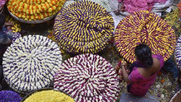 Farmers from different parts of Karnataka as well as from neighbouring states like Tamil Nadu and Andhra Pradesh turn up at the market every day. The pricing and availability of the goods varies with changing seasons and demand in the market. During the festive season, prices can increase as much as threefold in when compared to slower periods. (Arijit Sen/HT Photo) 