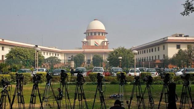 Television journalists place their cameras inside the premises of the Supreme Court in New Delhi.(Reuters file photo)