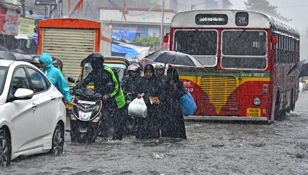 People wade through flooded road in Andheri, Mumbai on August 29. (Shashi S Kashyap/HT PHOTO) People wade through flooded road in Andheri, Mumbai on August 29. (Shashi S Kashyap/HT PHOTO)