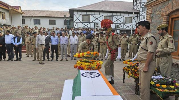 Director general of J-K police S P Vaid lays a wreath on the coffin of assistant sub-inspector Abdul Rashid at the police headquarters in Srinagar.(Waseem Andrabi / HT File Photo)