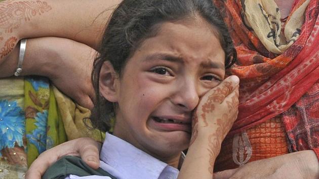 Abdul Rashid’s daughter Zohra cries during the wreath-laying ceremony at the police headquarters in Srinagar.(Waseem Andrabi/HT Photo)