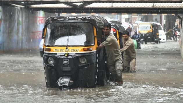 Autorickshaws wade through a water logged passage near Andheri Subway. The weather bureau’s forecast had alerted citizens of heavy to very heavy rainfall through the day. (Sashi Kashyap / HT Photo) Autorickshaws wade through a water logged passage near Andheri Subway. The weather bureau’s forecast had alerted citizens of heavy to very heavy rainfall through the day. (Sashi Kashyap / HT Photo)