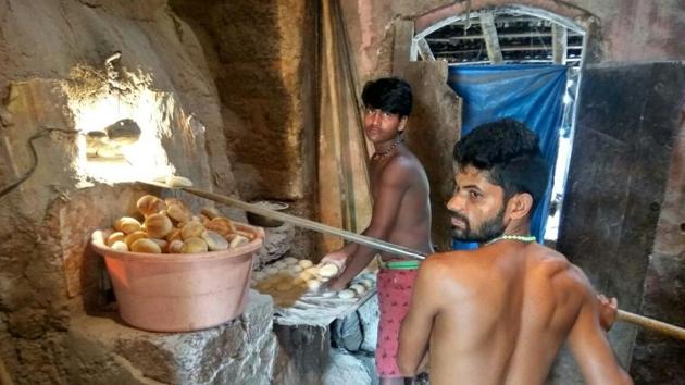 A fresh batch of poi (pav) emerges from a traditional bakery in Merces, about 7 km from Panaji.(Nida Khan/HT Photo)