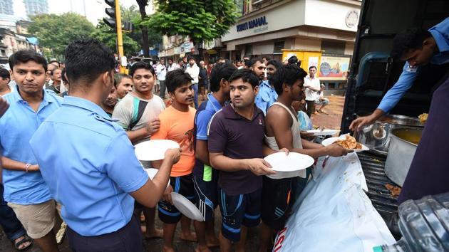 Navy community kitchens were providing food at Churchgate, Byculla, Parel, CST, Worli, Tardeo, Mumbai Central, Dadar, Mankhurd, Chembur, Malad and Ghatkopar this morning. (Vijayanand Gupta / HT Photo) Navy community kitchens were providing food at Churchgate, Byculla, Parel, CST, Worli, Tardeo, Mumbai Central, Dadar, Mankhurd, Chembur, Malad and Ghatkopar this morning. (Vijayanand Gupta / HT Photo)
