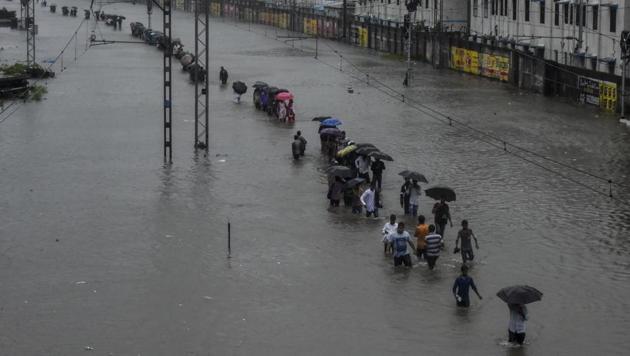 Heavy rains continue to lash Mumbai leading to waist deep water logging in several areas of city, slowing down traffic movement and delaying flights and the suburban railway system leaving thousands stranded. On Tuesday, the Santacruz weather station, representative of the suburbs and rest of Mumbai, recorded 331.4 mm rain, categorised as ‘extremely heavy’. 15 deaths have been reported as of Wednesday in Maharashtra. (Kunal Patil/ HT Photo) Heavy rains continue to lash Mumbai leading to waist deep water logging in several areas of city, slowing down traffic movement and delaying flights and the suburban railway system leaving thousands stranded. On Tuesday, the Santacruz weather station, representative of the suburbs and rest of Mumbai, recorded 331.4 mm rain, categorised as ‘extremely heavy’. 15 deaths have been reported as of Wednesday in Maharashtra. (Kunal Patil/ HT Photo)