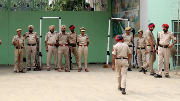 Policemen outside the Salabatpura centre of Dera Sacha Sauda in Bathinda. (Sanjeev Kumar/HT) Policemen outside the Salabatpura centre of Dera Sacha Sauda in Bathinda. (Sanjeev Kumar/HT)