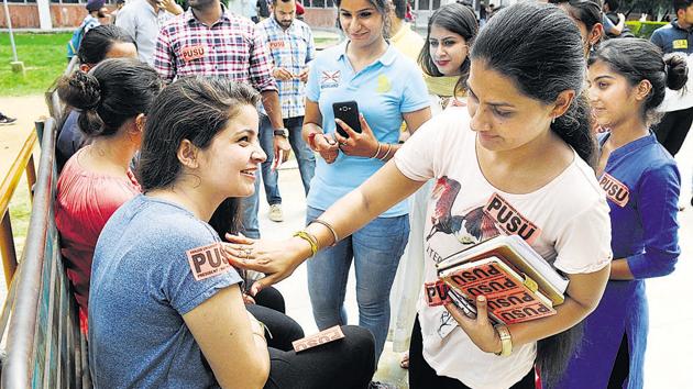 Students campaigning for Panjab University Student Union on the Sector-25 campus at Panjab University.(Karun Sharma/HT)