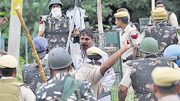 The paramilitary forces have been copying military’s uniform, including badges of ranks, resulting in confusion among the mob as to their true identity. (HT File) The paramilitary forces have been copying military’s uniform, including badges of ranks, resulting in confusion among the mob as to their true identity. (HT File)