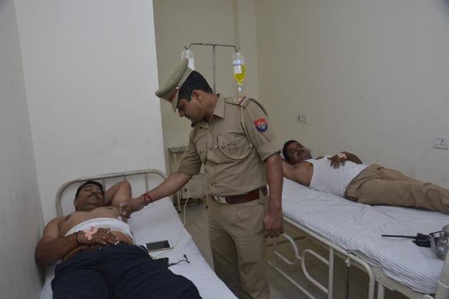 Police personnel was injured while a dreaded criminal was arrested by Ghaziabad police. (Sakib Ali/HT Photo) Police personnel was injured while a dreaded criminal was arrested by Ghaziabad police. (Sakib Ali/HT Photo)