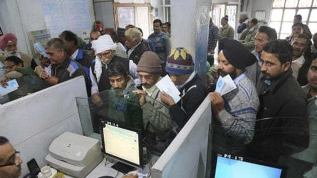 Post demonetisation announcement, people stand in a queue to deposit the banned notes in a bank in Jammu and Kashmir in December, 2016.(AP file)