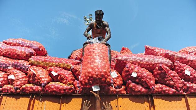 Indian labourers unload sacks of onion from a truck at a wholesale market in Chennai on June 1, 2016.(AFP/Getty Images Files) Indian labourers unload sacks of onion from a truck at a wholesale market in Chennai on June 1, 2016.(AFP/Getty Images Files)