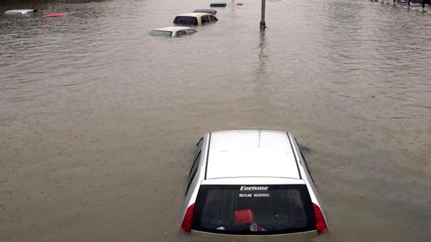 A file photo shows the deluge in Mumbai on July 26, 2005, when Mumbai drowned in 944mm of rain. (Vijayanand Gupta/HT Photo) A file photo shows the deluge in Mumbai on July 26, 2005, when Mumbai drowned in 944mm of rain. (Vijayanand Gupta/HT Photo)