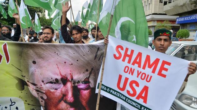 Supporters of the Defence of Pakistan Council, a coalition of around 40 religious and political parties, protesting against US President Donald Trump, Karachi, August 25, 2017(AFP)