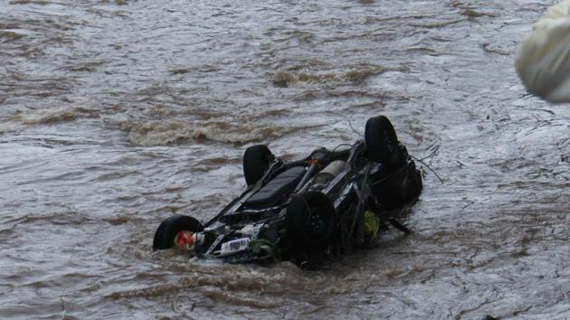 A submerged vehicle at Dahisar. (Pramod Thakur/HT PHOTO) A submerged vehicle at Dahisar. (Pramod Thakur/HT PHOTO)