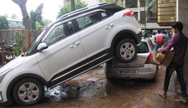Cars pile up at Mumbai’s Dahisar on Wednesday. (Pramod Thakur/HT PHOTO) Cars pile up at Mumbai’s Dahisar on Wednesday. (Pramod Thakur/HT PHOTO)