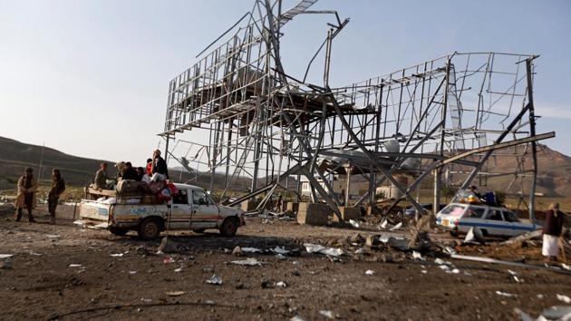 Vehicles carrying travellers pass by a checkpoint of the armed Houthi movement after it was hit by a Saudi-led air strike near Sanaa, Yemen August 30, 2017. (REUTERS Photo) Vehicles carrying travellers pass by a checkpoint of the armed Houthi movement after it was hit by a Saudi-led air strike near Sanaa, Yemen August 30, 2017. (REUTERS Photo)