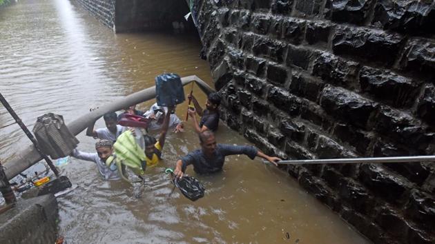 Four persons were washed away in separate incidents in Mumbai since Tuesday, said PTI quoting police. The incidents were reported from Dahisar, Kandivli, Malad and Dadar. Another man died after falling into an open manhole on Dadar’s Matkar road, ANI reported. (Pratik Chorge / HT Photo) Four persons were washed away in separate incidents in Mumbai since Tuesday, said PTI quoting police. The incidents were reported from Dahisar, Kandivli, Malad and Dadar. Another man died after falling into an open manhole on Dadar’s Matkar road, ANI reported. (Pratik Chorge / HT Photo)