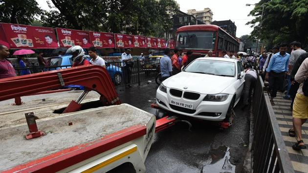 Mumbai Police tweeted: If your car is out of fuel/stranded #Diall100 or 8454999999 or tweet us for free towing till the nearest fuel pump or garage. The traffic police has been towing away vehicles left behind by commuters as water levels surged on Tuesday. (Vijayanand Gupta/HT Photo) Mumbai Police tweeted: If your car is out of fuel/stranded #Diall100 or 8454999999 or tweet us for free towing till the nearest fuel pump or garage. The traffic police has been towing away vehicles left behind by commuters as water levels surged on Tuesday. (Vijayanand Gupta/HT Photo)