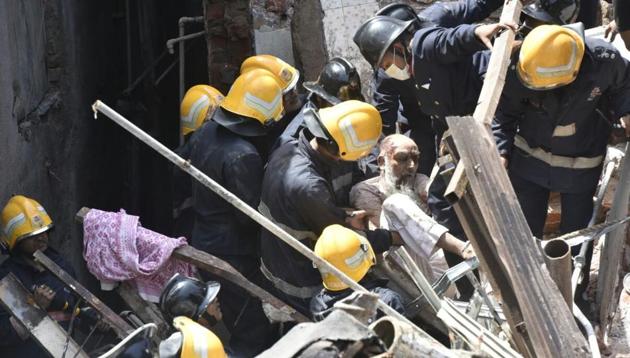 A man being rescued at Bhindi Bazar. (Anshuman Poyrekar/HT) A man being rescued at Bhindi Bazar. (Anshuman Poyrekar/HT)