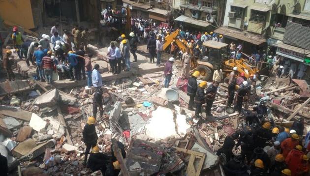 The rescue operation in progress. (Anshuman Poyrekar/HT) The rescue operation in progress. (Anshuman Poyrekar/HT)