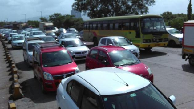 Hundreds of office-goers who were traveling to Mumbai from Navi Mumbai were stuck in the traffic jam for a long time.(Bachchan Kumar)