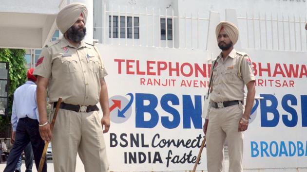 Security personnel stand guard outside BSNL Office , Amritsar on August 28, 2017. August 20, 2017. (Sameer Sehgal/Hindustan Times) Security personnel stand guard outside BSNL Office , Amritsar on August 28, 2017. August 20, 2017. (Sameer Sehgal/Hindustan Times)