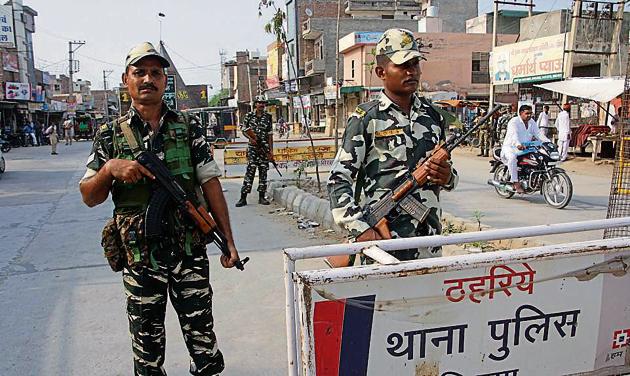 Situation near the Dera Sacha Sauda headquarters remained tense. (HT Photo) Situation near the Dera Sacha Sauda headquarters remained tense. (HT Photo)