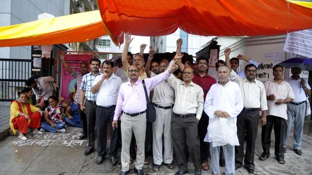 mmediately after the committee of three ministers announced their recommendations to resolve buyers’ issues, protesters decided to conduct a meeting to plan the future course of action. (Sunil Ghosh/HT Photo) mmediately after the committee of three ministers announced their recommendations to resolve buyers’ issues, protesters decided to conduct a meeting to plan the future course of action. (Sunil Ghosh/HT Photo)