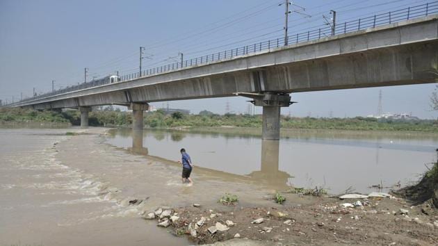 The road, nearly 100 metre long and 3 metre wide, has been built with concrete debris, soil and waste material.(Sushil Kumar/HT PHOTO) The road, nearly 100 metre long and 3 metre wide, has been built with concrete debris, soil and waste material.(Sushil Kumar/HT PHOTO)