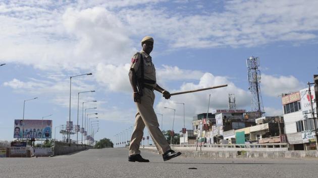Policeman standing guard during the curfew in Patiala on August 28. (HT Photo) Policeman standing guard during the curfew in Patiala on August 28. (HT Photo)