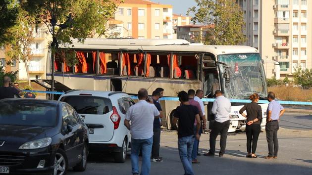 Plainclothes police officers seen after an explosion hit a shuttle bus carrying prison guards in Izmir, Turkey, on August 31, 2017. (Reuters) Plainclothes police officers seen after an explosion hit a shuttle bus carrying prison guards in Izmir, Turkey, on August 31, 2017. (Reuters)