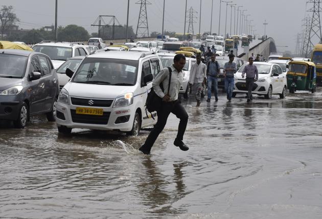 Commuters wade through a waterlogged street in Gurgaon’s Sector 48 on Thursday. (Sanjeev Verma/HT PHOTO) Commuters wade through a waterlogged street in Gurgaon’s Sector 48 on Thursday. (Sanjeev Verma/HT PHOTO)