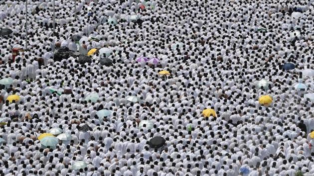 Muslim worshippers, some carrying umbrellas to protect them from the scorching sun, gather for prayer at Namirah mosque near Mount Arafat on August 31. (AFP Photo) Muslim worshippers, some carrying umbrellas to protect them from the scorching sun, gather for prayer at Namirah mosque near Mount Arafat on August 31. (AFP Photo)