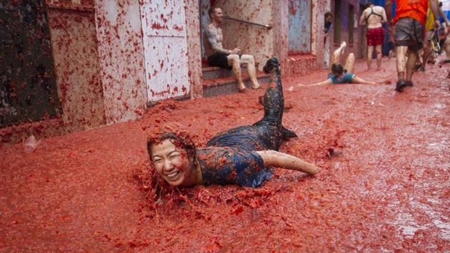 The fight normally lasts for an hour, after which the town square is covered with tomato debris. (JAIME REINA / AFP)