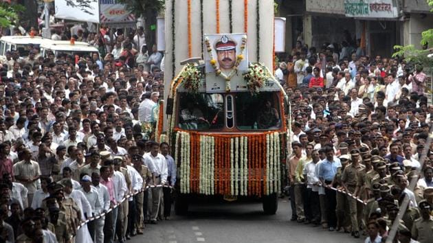 Police and civilians escort a vehicle carrying the body of Hemant Karkare, the chief of the anti-terrorist squad, Mumbai, November 29, 2008(Kunal Patil /HT)