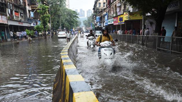 Water logging in Parel on Wednesday morning. (Vijayanand Gupta/HT) Water logging in Parel on Wednesday morning. (Vijayanand Gupta/HT)