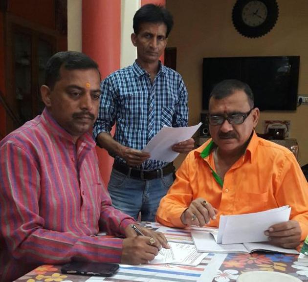 Pandit Shyamji Pathak, ND Singh and Anandji (pappanji) Tandon preparing for the chess championship. (HT Photo) Pandit Shyamji Pathak, ND Singh and Anandji (pappanji) Tandon preparing for the chess championship. (HT Photo)