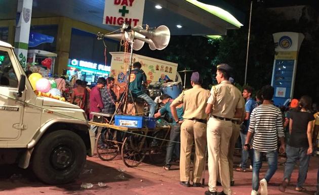 Revellers flouted norms in police presence. (HT photo) Revellers flouted norms in police presence. (HT photo)