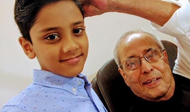 Pranab Mukherjee took to Twitter to share how it was a ‘pleasure to meet children’, and how a young Hamza Saifi taught him to click selfies.(Pranab Mukherjee’s Twitter) Pranab Mukherjee took to Twitter to share how it was a ‘pleasure to meet children’, and how a young Hamza Saifi taught him to click selfies.(Pranab Mukherjee’s Twitter)