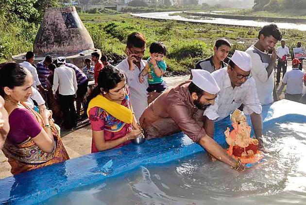 At Baba Bhide bridge in Deccan Gymkhana , PMC staffer Rahul Salunke was monitoring the number of idols being immersed in one of the artificial tanks. At the tank that he was monitoring, around 400 Ganesh idols were immersed till 8pm on Thursday night.(HT Photo)