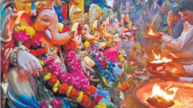Devotees perform aartis on the seventh day of the festival, at Versova beach on Thursday. (HT Photo) Devotees perform aartis on the seventh day of the festival, at Versova beach on Thursday. (HT Photo)