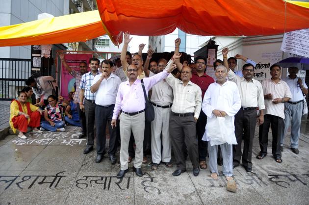 Homebuyers protest against Amrapali builders for non-possession of flats in Noida on Thursday. (Sunil Ghosh/HT Photo) Homebuyers protest against Amrapali builders for non-possession of flats in Noida on Thursday. (Sunil Ghosh/HT Photo)